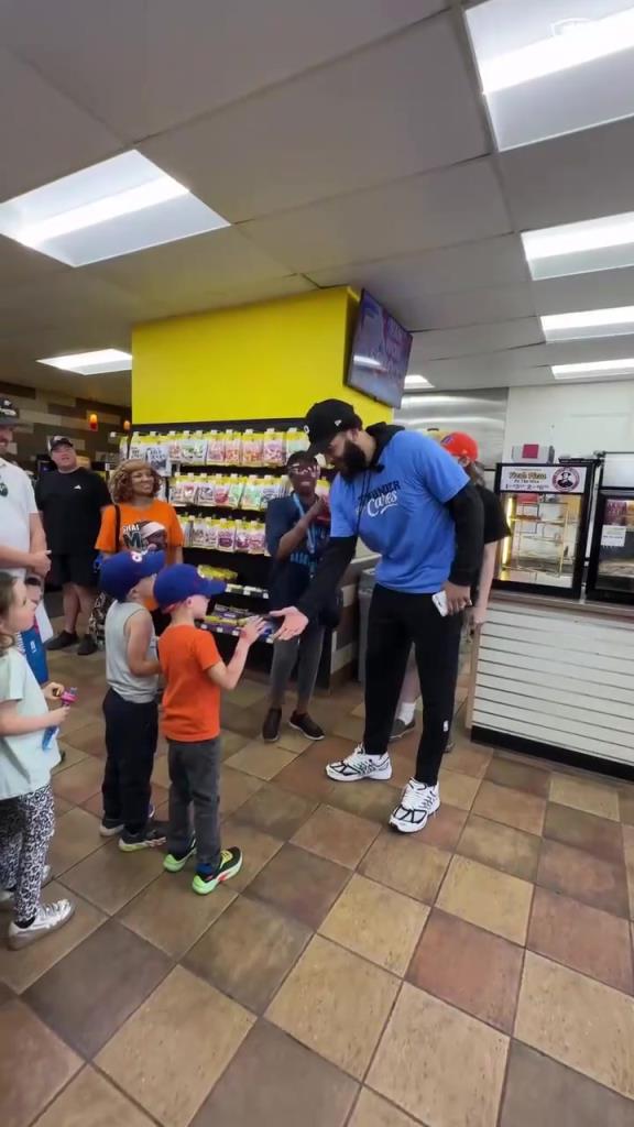 MVP给我加油？SGA和队友突袭加油站，向顾客们赠送了礼品卡！