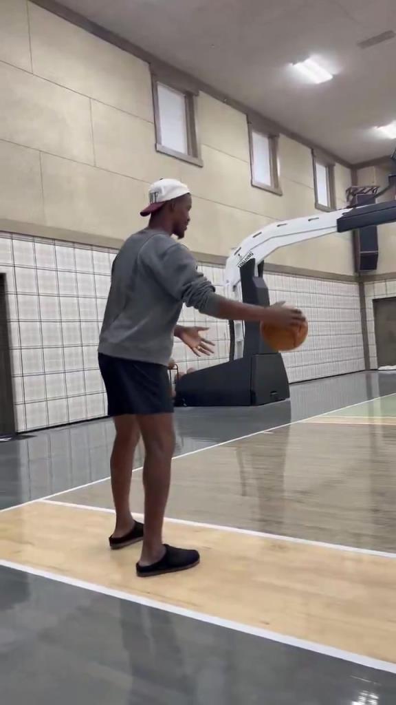 恢复神速啊巴特勒已经能完成站立投篮训练了！