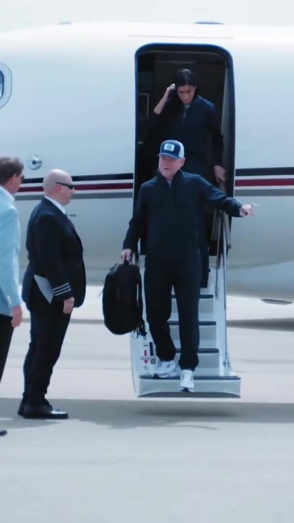 掘金冠军教练马龙抵达北卡罗来纳州！担任罗来纳大学男篮主教练