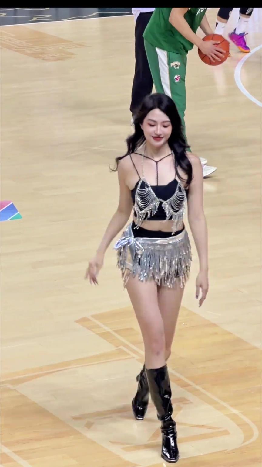 这丰满身材！同曦啦啦队美女BEI贝爷，是你们喜欢的类型嘛？