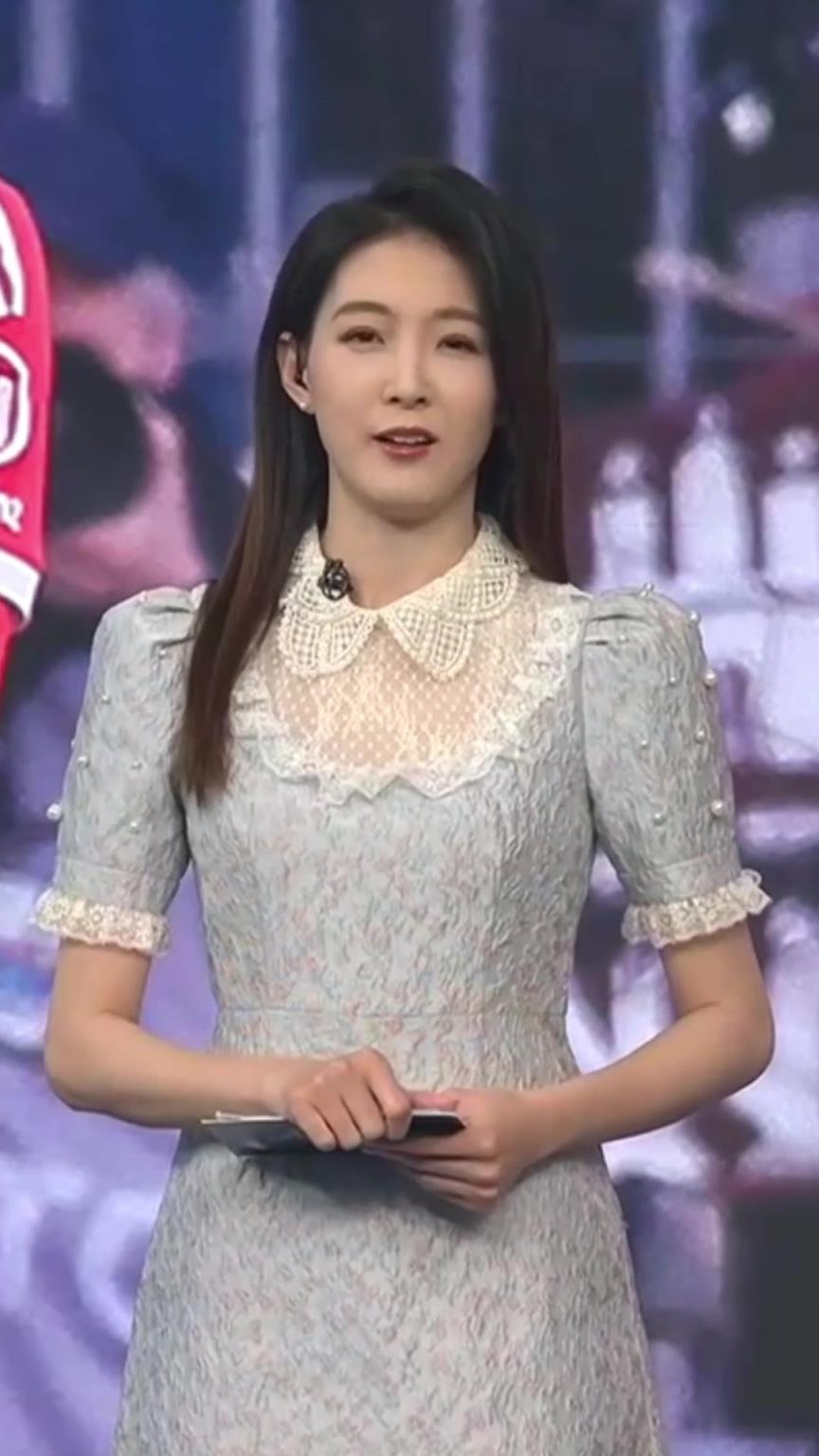 天足新美女主持雪儿身穿连衣裙，足球业务还不是很熟悉呀