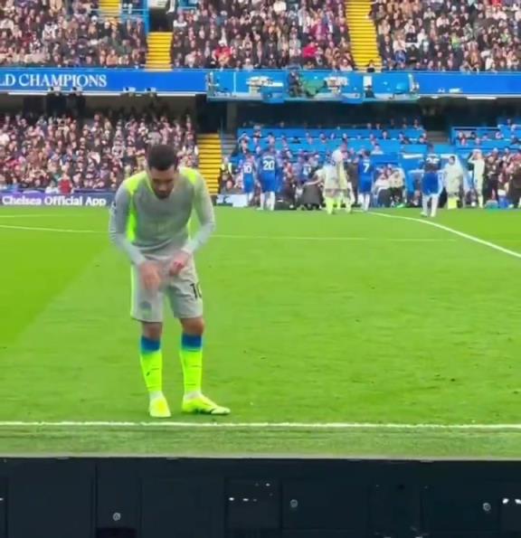 你怎么这么有活！谢尔基在场上玩扔瓶子游戏