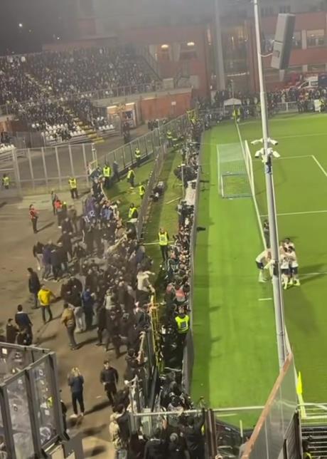 让二追四！实拍：国米球迷爬上围栏与球队共同庆祝逆转