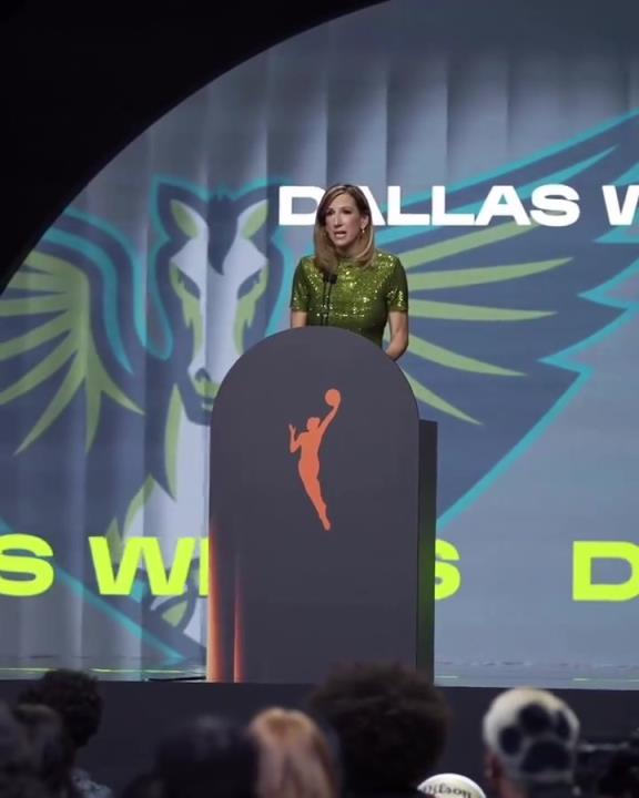 WNBA新科状元阿齐·福德与佩奇布克斯达斯斯聚首，...