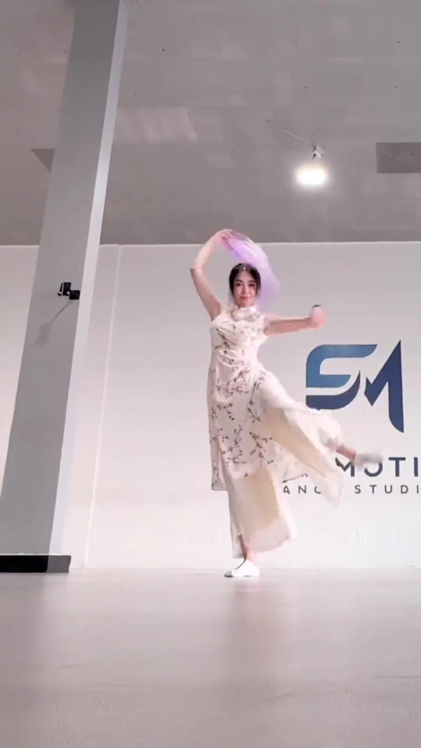 周玲安舞房跳“烟花易冷”身姿妙曼 婀娜多姿！