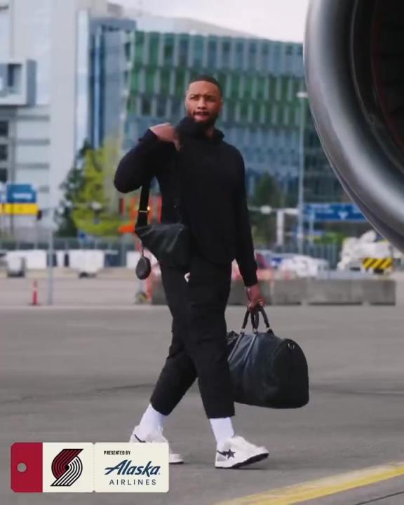 杨瀚森随队乘飞机前往菲尼克斯参加附加赛！