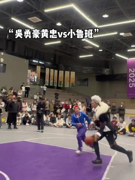 当篮球场上出现国服黄忠和鲁班七号！画风有点滑稽