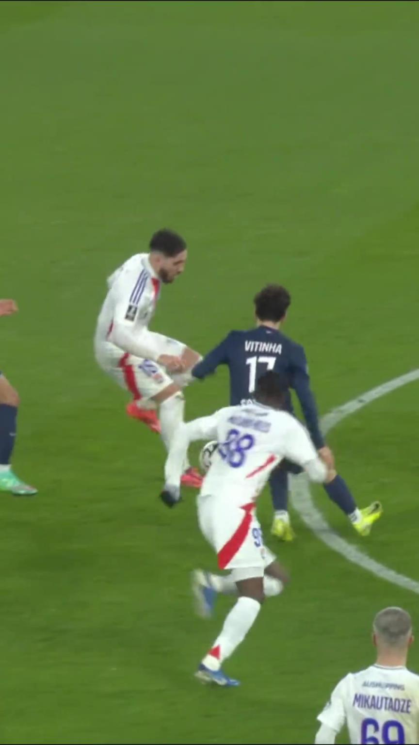 面对巴黎多名球员的包夹，谢尔基的选择是