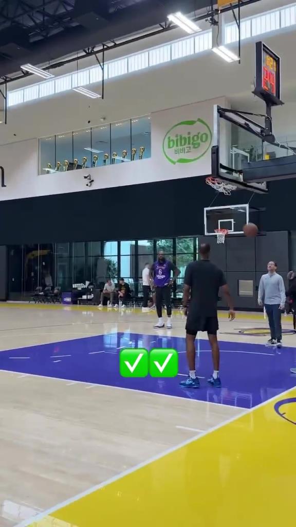 备战火箭！斯玛特训练中连进10记三分，把湖人队友们都看乐了