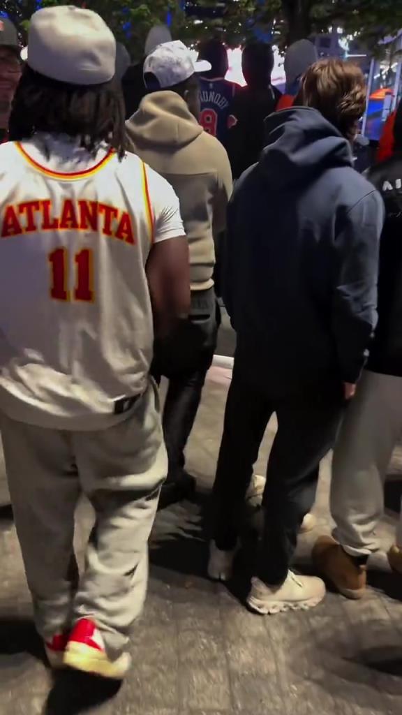 “太牛了～老鹰球迷穿着特雷杨球衣在尼克斯球馆外庆祝”