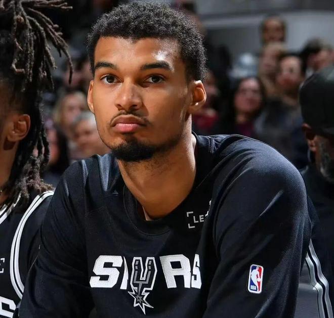 糟糕！！文班伤退！MVP就只差1场啊！！