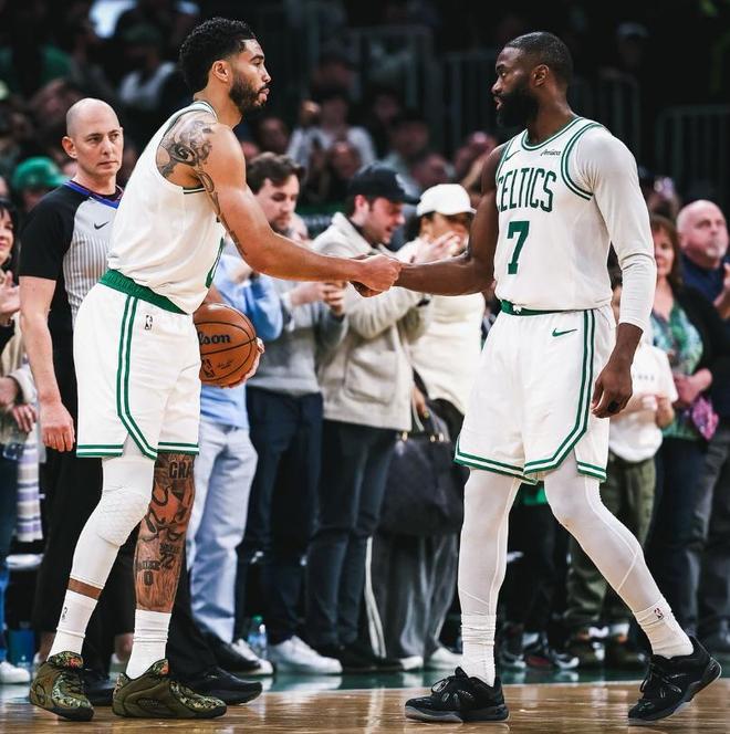 塔图姆23+11+9杰伦布朗11罚，二轮秀打爆特纳，绿军32分大胜雄鹿