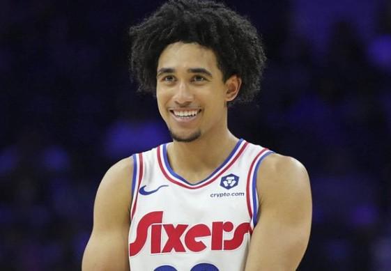 魔仙哥的排面，76人将在今天对阵雷霆的比赛中致敬麦凯恩