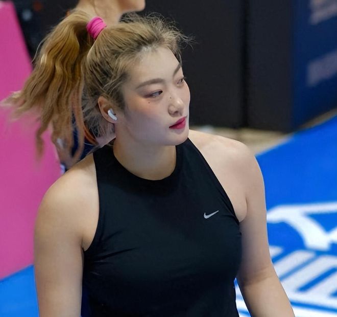 宫鲁鸣弃用李梦遭炮轰！她手握1400万合同刷新纪录，苏群一针见血