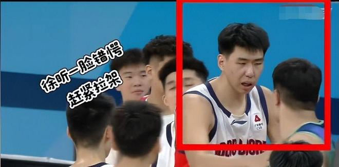 事情闹大！赵睿事件重演，国手遭3人怒喷，救护车到位，得开罚单