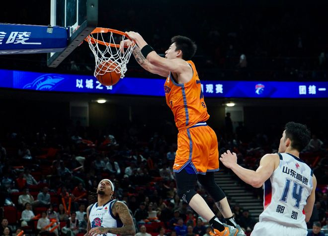 CBA排名乱了！上海重返第一，赵睿轰34分斩杀辽宁，广东再遭爆冷