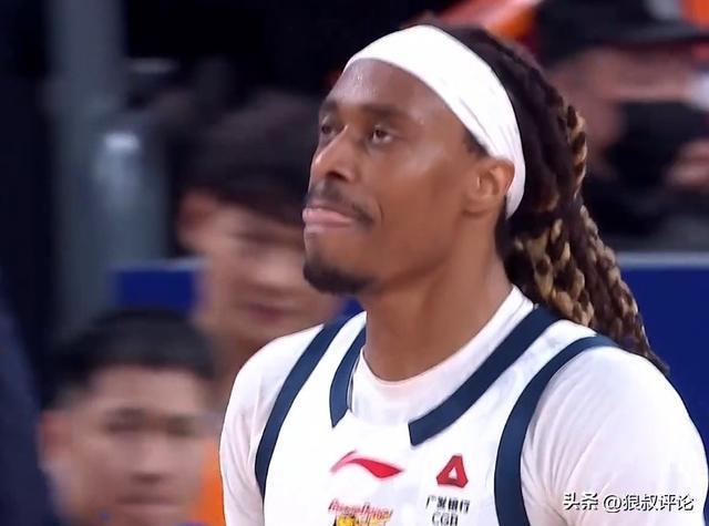 状态糟糕！广东外援麦考尔8中1一度上头“乱打” 末节被杜锋DNP