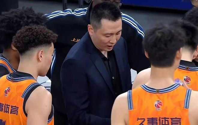 广东男篮16分惨败，被上海男篮三杀，篮板球27-54，萨林杰隐身