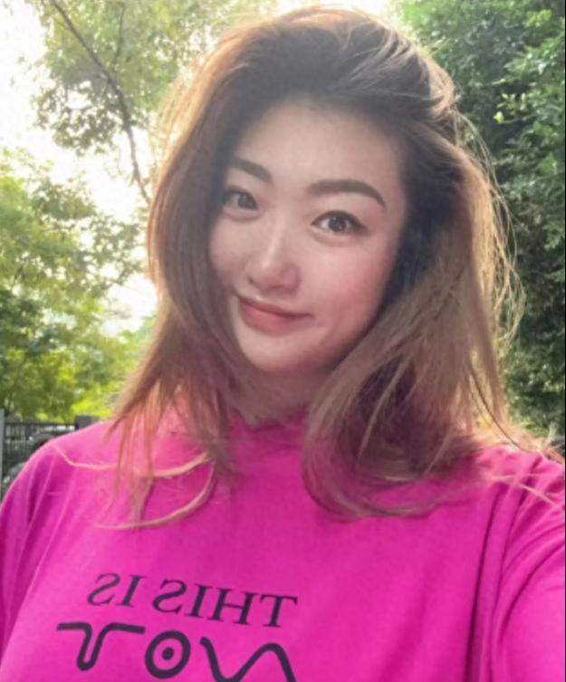 高不成低不就，李梦要退役？她悄然亮相北京，正式表态，身材有变