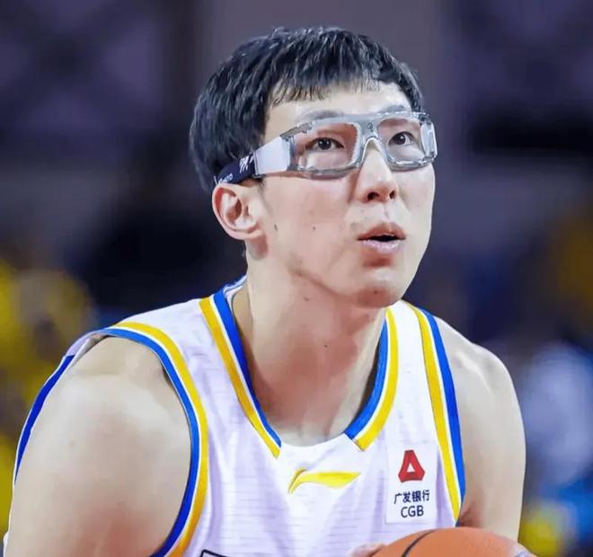 不敌吉林就输2点！周琦罚球再成卧底，许利民抢助教战术板引崩盘