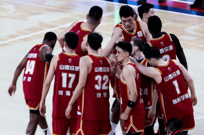 溃败上海，山西球迷绝望！防守送空位，进攻狂铁，季后赛岌岌可危