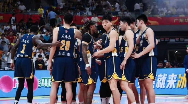 CBA最新动态，广东vs四川，赛后广东队带来四个坏消息和一个好消息，杜峰发言引不满