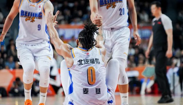 广东宏远遭遇大逆转！输给北京首钢，徐杰被罚下，赵睿23分
