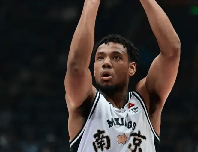 王世龙末节3败笔操作！上抽象阵容，不坚持用汉兹，又不提前犯规