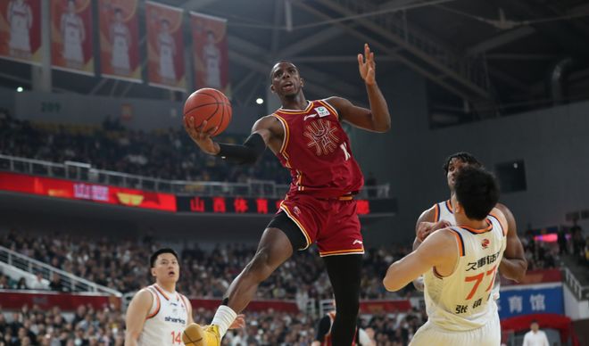 一场96：100让季后赛格局重新洗牌！辽宁运气太好，青岛坐稳前8