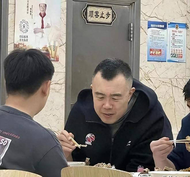 38岁韩德君现状：退役拒当教练，弃百万年薪进编制，每天准点下班