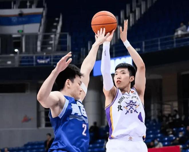 张庆鹏想干嘛？防守狂送，三宁+3外球权占74%，拿球单干毫无战术