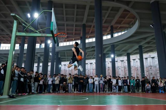 重庆移通学院邀CBA草根扣篮王矣进宏等名将 带来“零距离”篮球盛宴