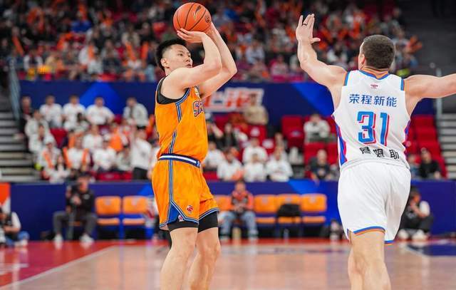 CBA排名大变天！上海15连胜第一太稳，北京杀回第3，辽宁陷入泥潭