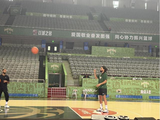 CBA球队，在饭局签约说唱歌手？