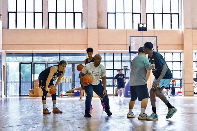 广州外教如何培养徐昕？每天投250记三分，按NBA球员的标准训练