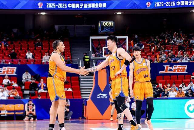 上海VS吉林冲击十六连胜！怀特塞德继续统治内线，卢伟展望季后赛