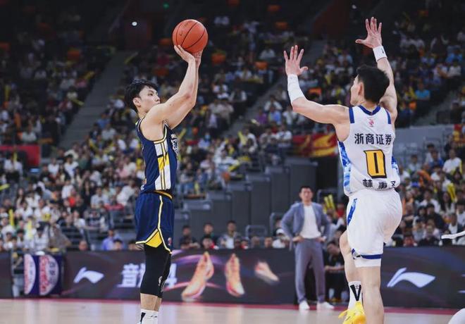 广东为何能赢广厦20分？杜锋大骂裁判被追罚！杨鸣王博一针见血