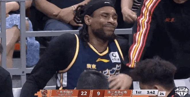 无接触受伤！萨林杰突然倒下，广东确实麻烦了…