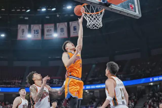 CBA常规赛第35轮，上海男篮111:72战胜吉林队