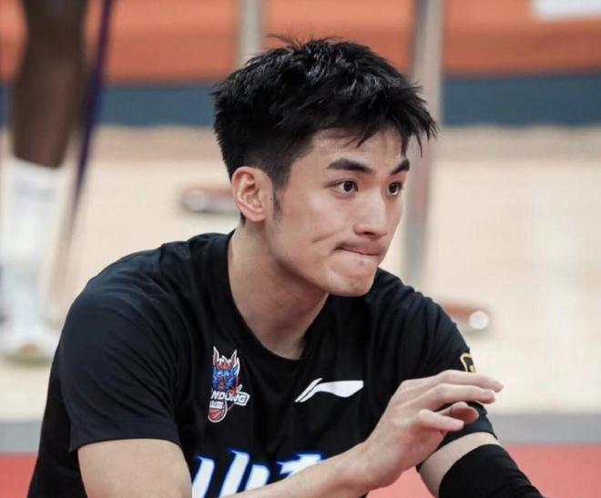 记者：于德豪训练中扭伤膝盖，将缺席今晚对阵广东的比赛