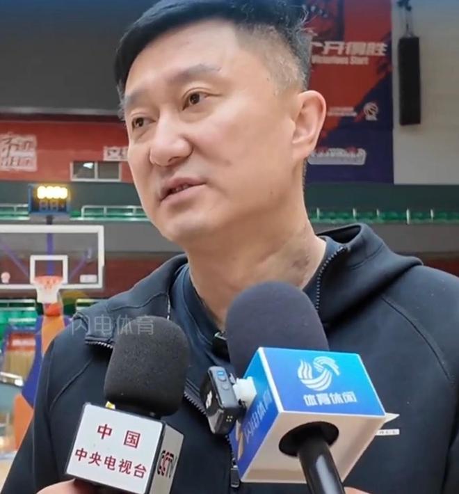 备战山东！萨姆纳与萨林杰未随队，杜锋提伤病直指困难！