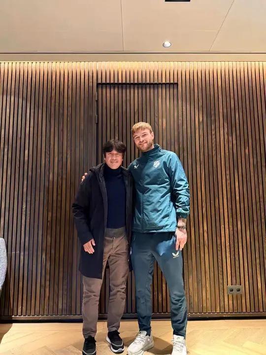 徐正源晒近况：拜访霍芬海姆、阿贾克斯，与提莫-莱切特见面