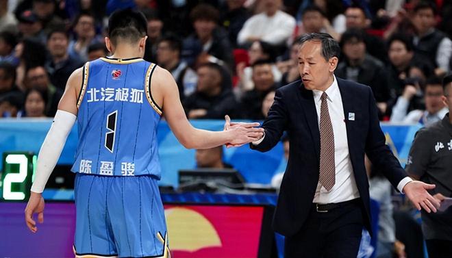 一分不得哪来的底气？被换下竟敢顶撞许利民，球迷：吵了好几次了