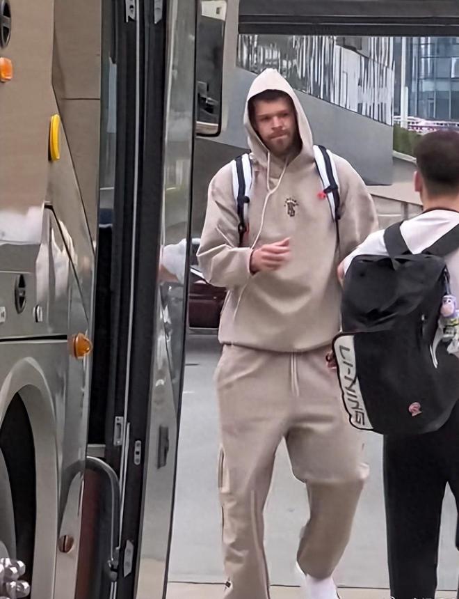 广东队出征晋江，拉科随队，人人郁闷无笑意，这状态能复仇福建吗