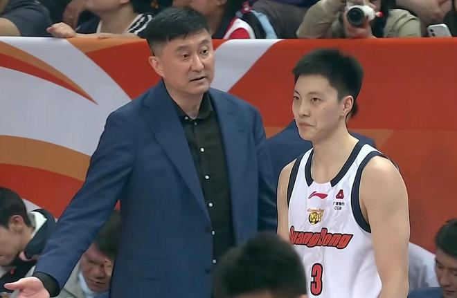 广东男篮2分惜败，被福建男篮双杀，拉科塞维奇首秀32+16徐杰12分