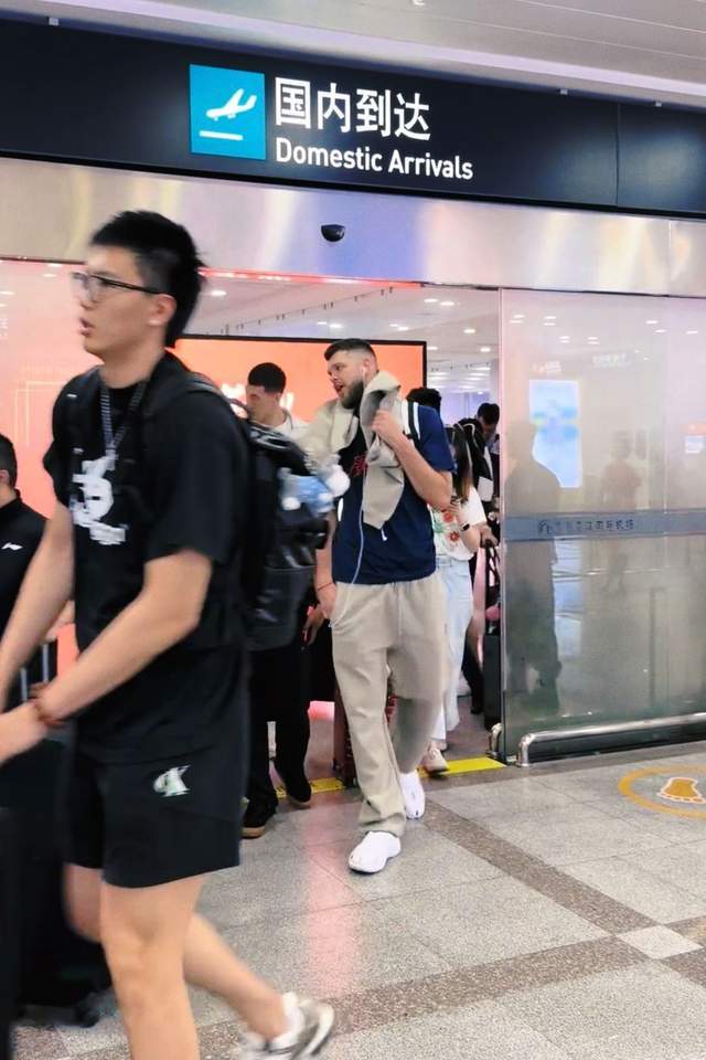 首秀在即！广东新外援随队出征福建，麦考尔因老婆生产留在广州