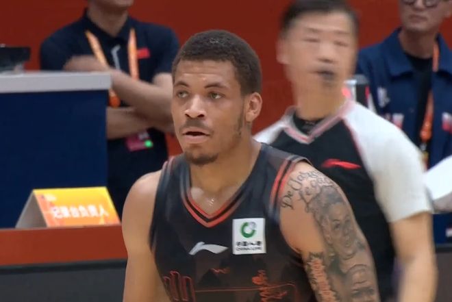 山东男篮不敌残阵上海，约翰逊36分难救主，克里斯心态崩溃遭弃用