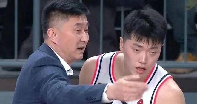 如此主力前锋？21分钟仅4分1板+罚球7中2，球迷：你是职业球员？