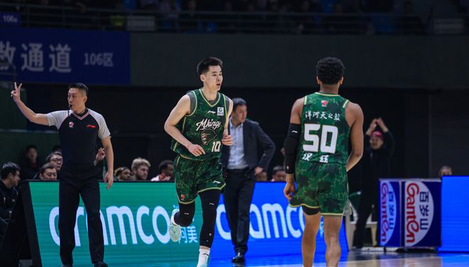 CBA又惹争议！本土得分王竟然再度两手空空 同曦送的是挂历吗