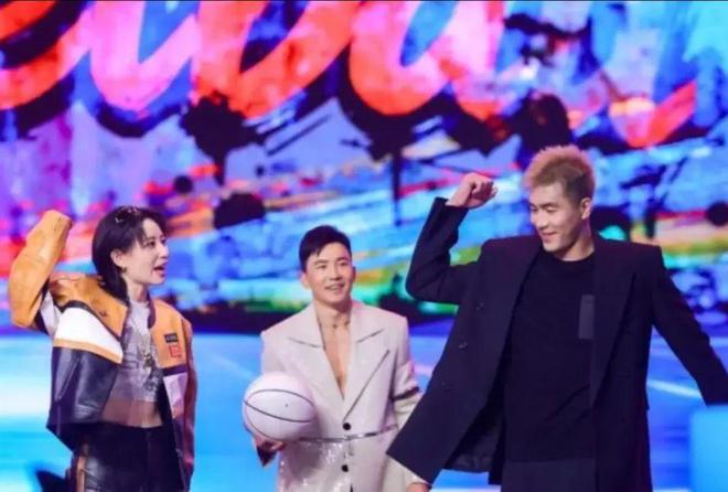 明明有合同在身，郭艾伦不去支持广州，却去解说辽宁比赛赚外快？